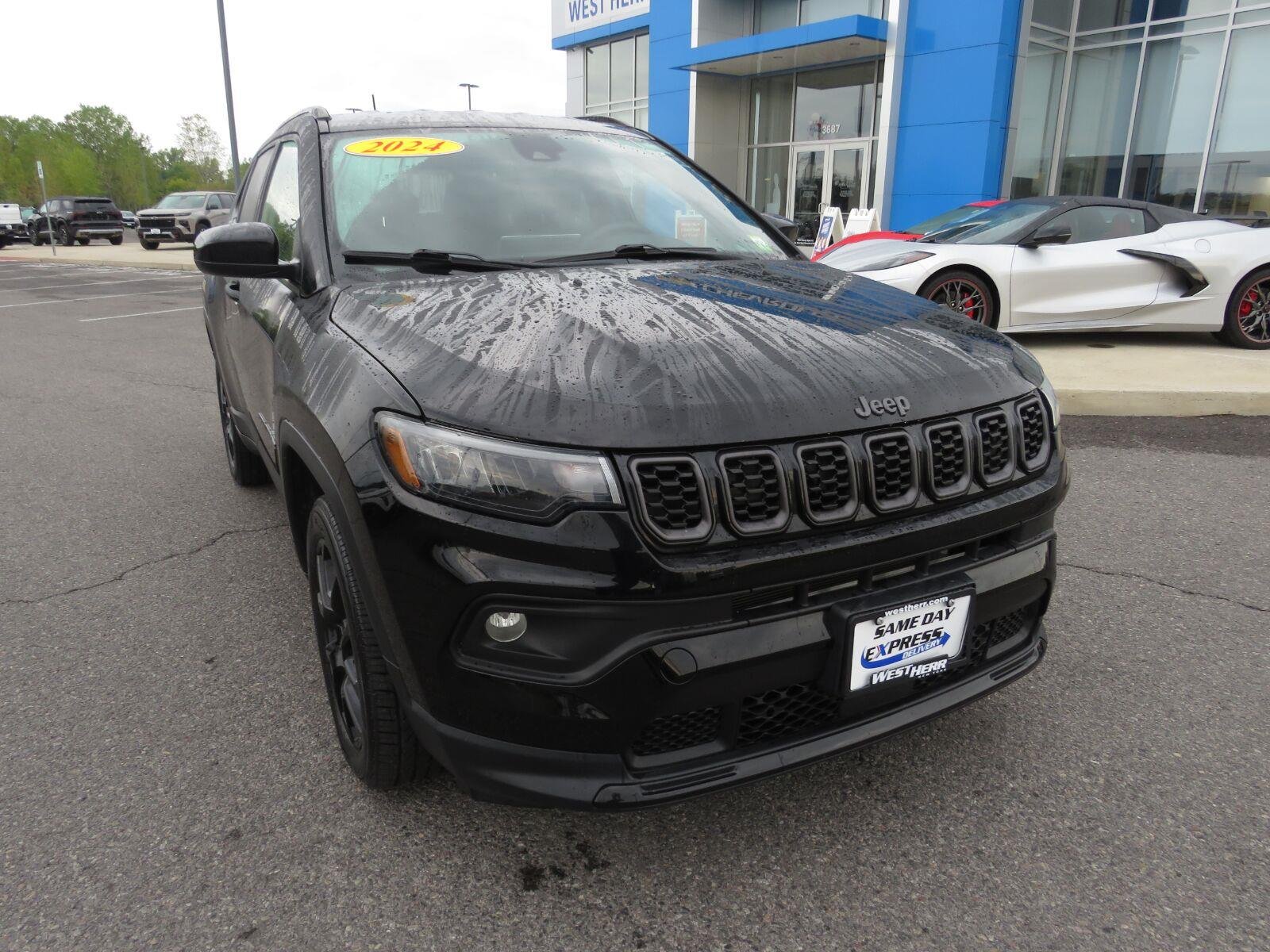 Used 2024 Diamond Black Crystal Pearlcoat Jeep Latitude image 4
