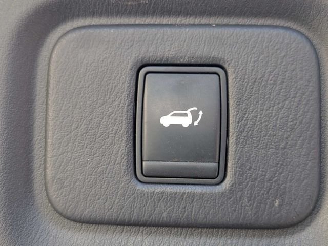 Used 2013 Black Nissan SL image 13