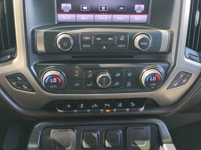 Used 2015 White GMC Denali image 27