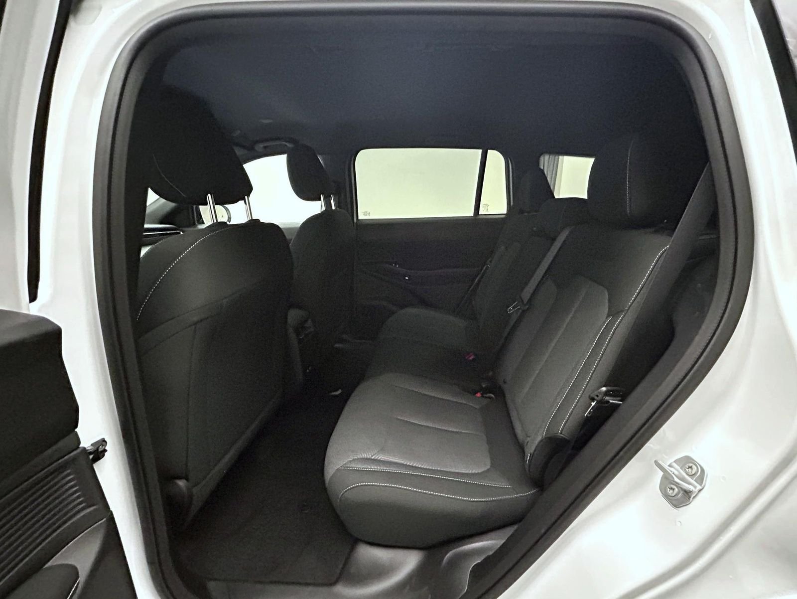 New 2026 Bright White Clear-Coat Exterior Paint Jeep Laredo image 11