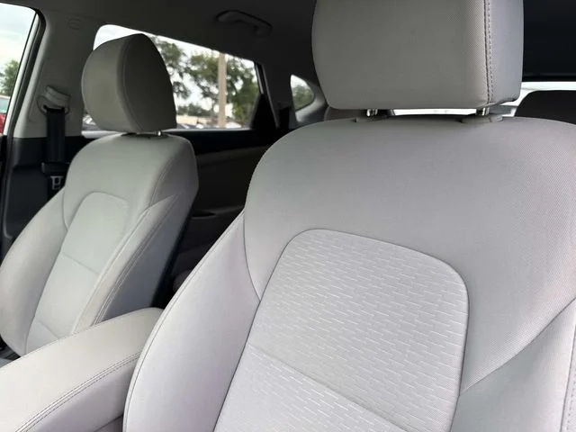 Used 2020 White Hyundai SE image 22