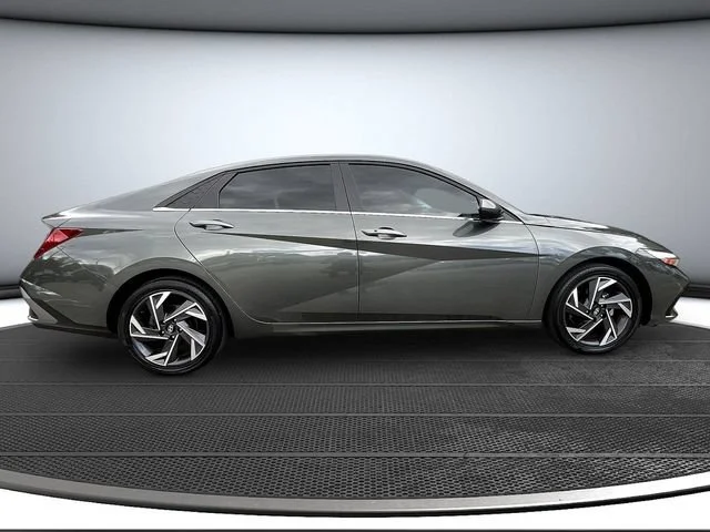 Used 2025 Gray Hyundai SEL Convenience image 8