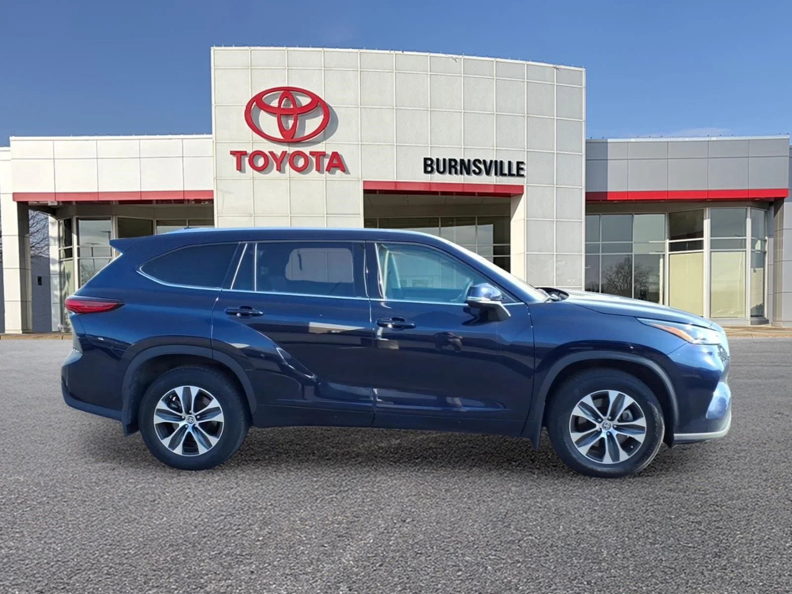 Certified Used 2022  Toyota XLE image 2