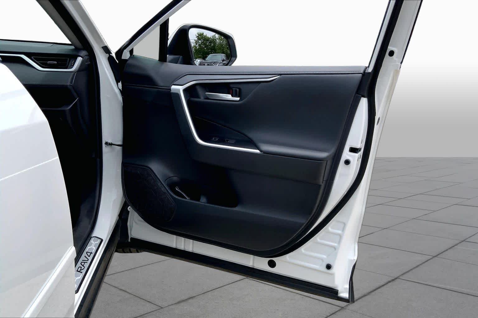 Used 2025 Wind Chill Pearl Toyota Limited image 23