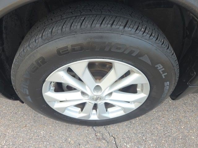 Used 2015 Super Black Nissan SV image 23