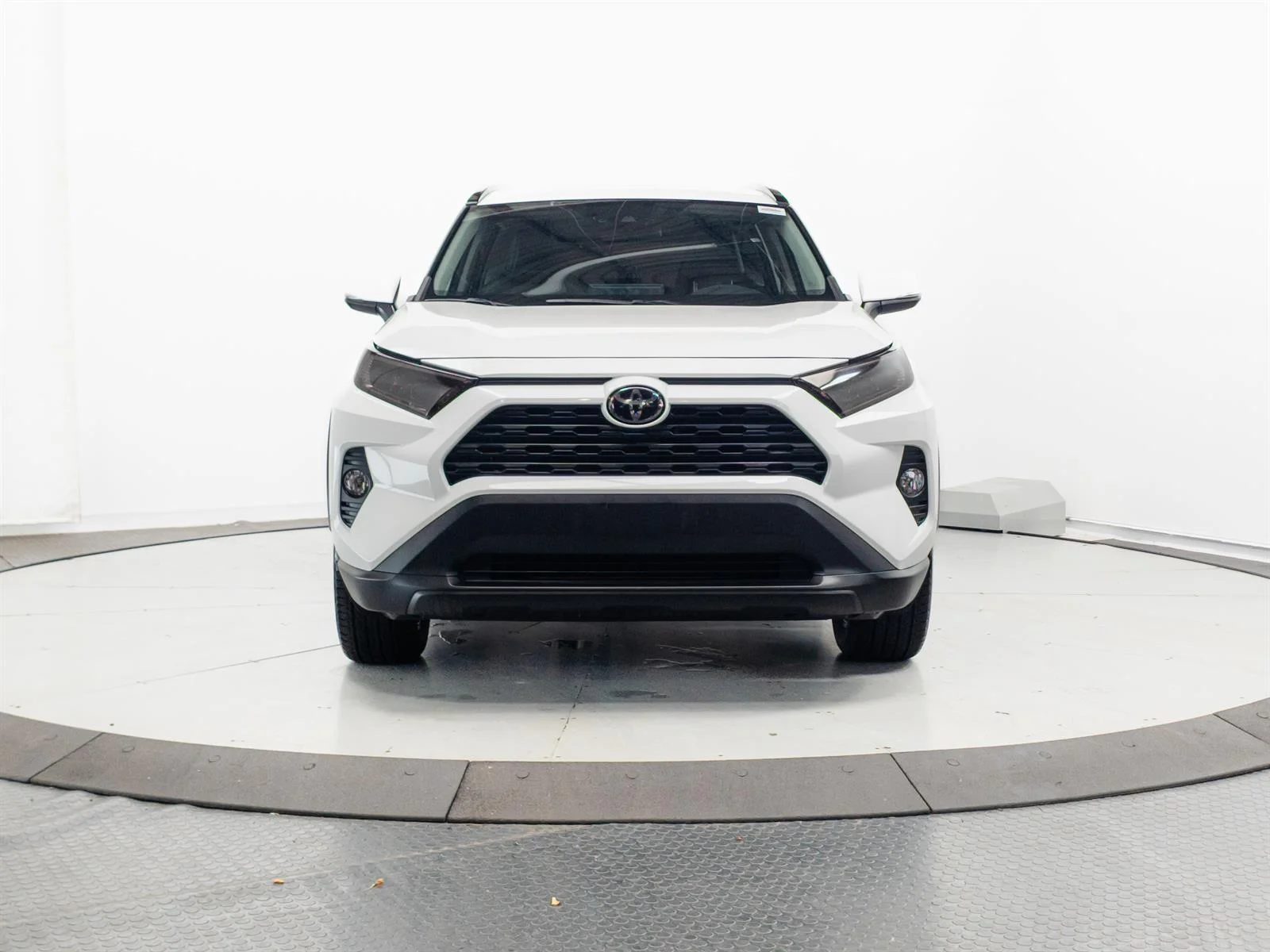 Used 2020 White Toyota XLE Premium image 2
