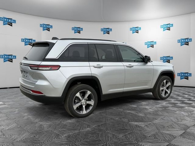 New 2026 Silver Zynith Exterior Paint Jeep Limited image 5