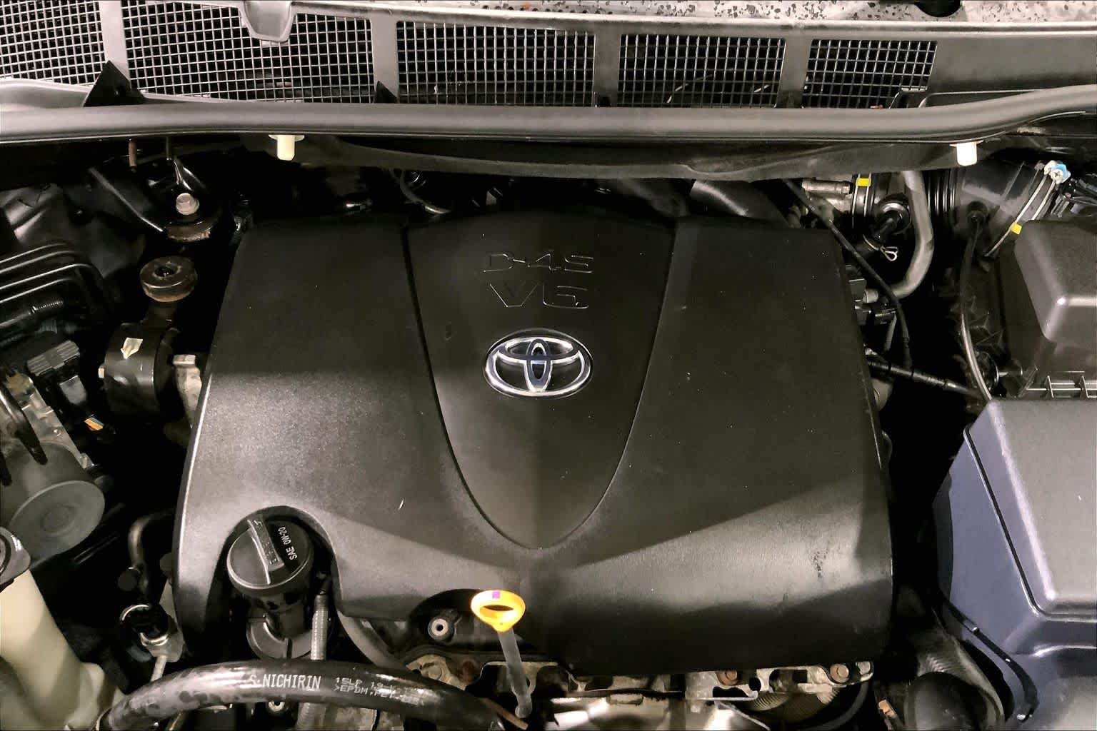 Used 2017 Midnight Black Metallic Toyota XLE Premium image 33