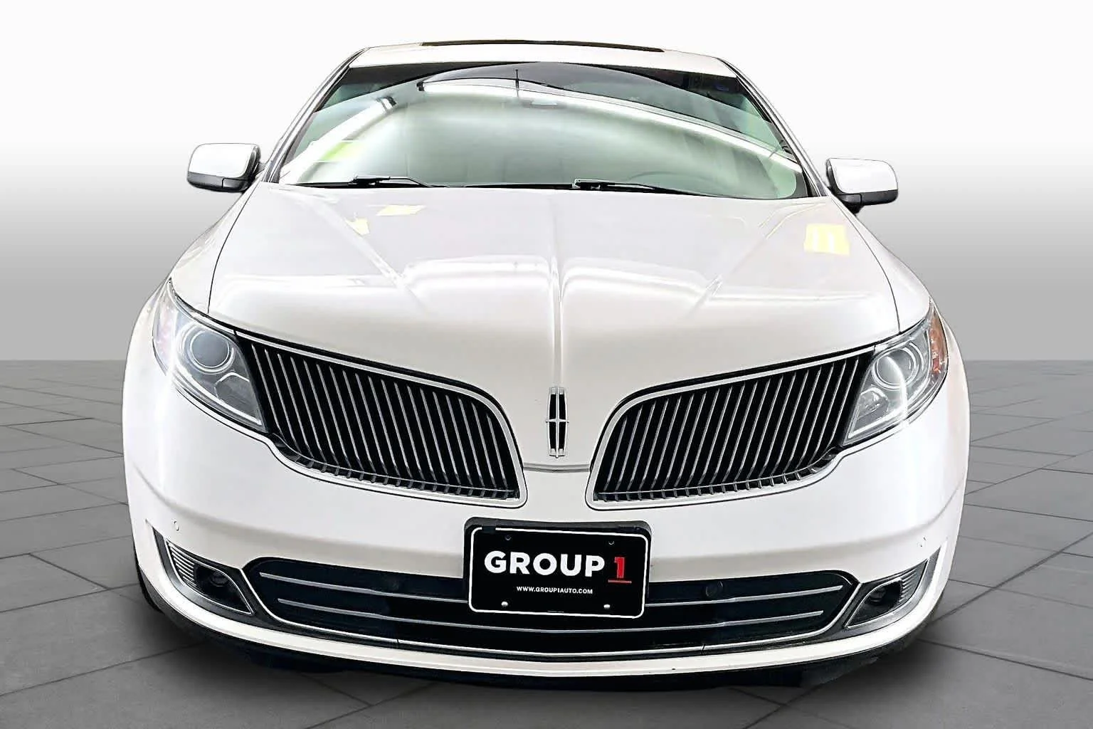 Used 2014 White Platinum Metallic Tri-Coat Lincoln  image 4