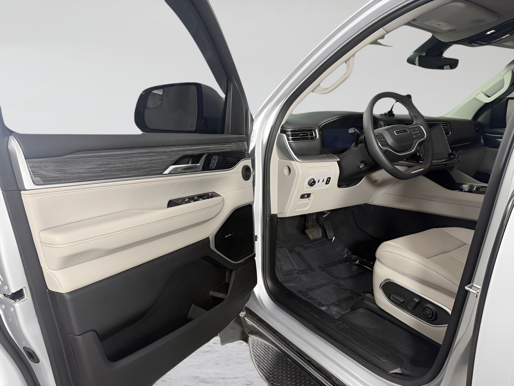 Used 2022 Silver Jeep Series III image 9