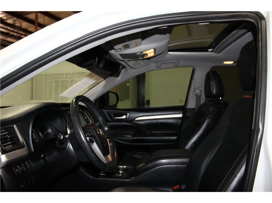 Used 2019 White Toyota XLE Sport Utility 4D image 10