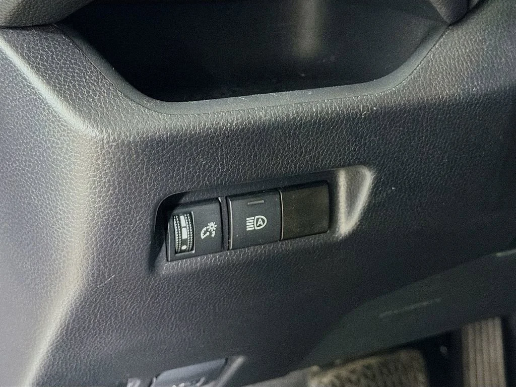 Used 2021  Toyota XLE image 11
