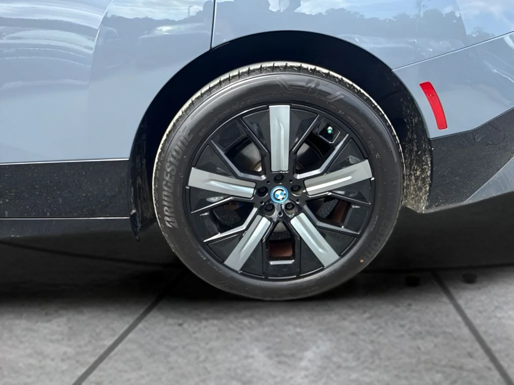 Used 2024 Gray BMW xDrive50 image 23