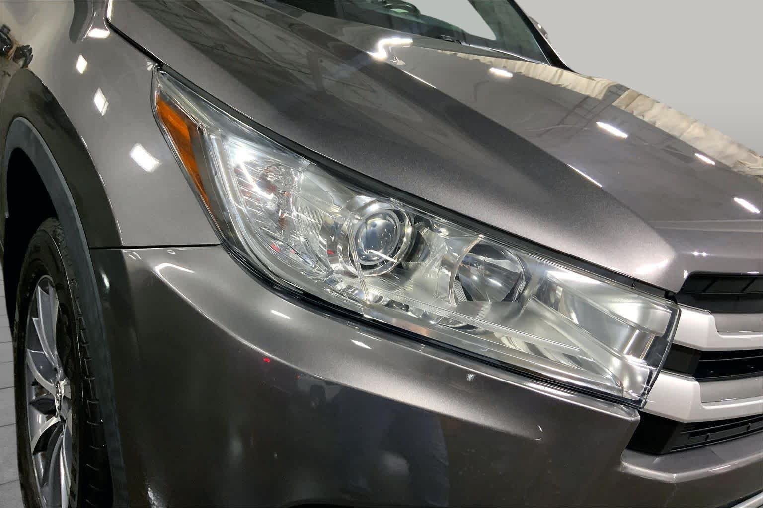 Used 2018 Predawn Gray Mica Toyota XLE image 28