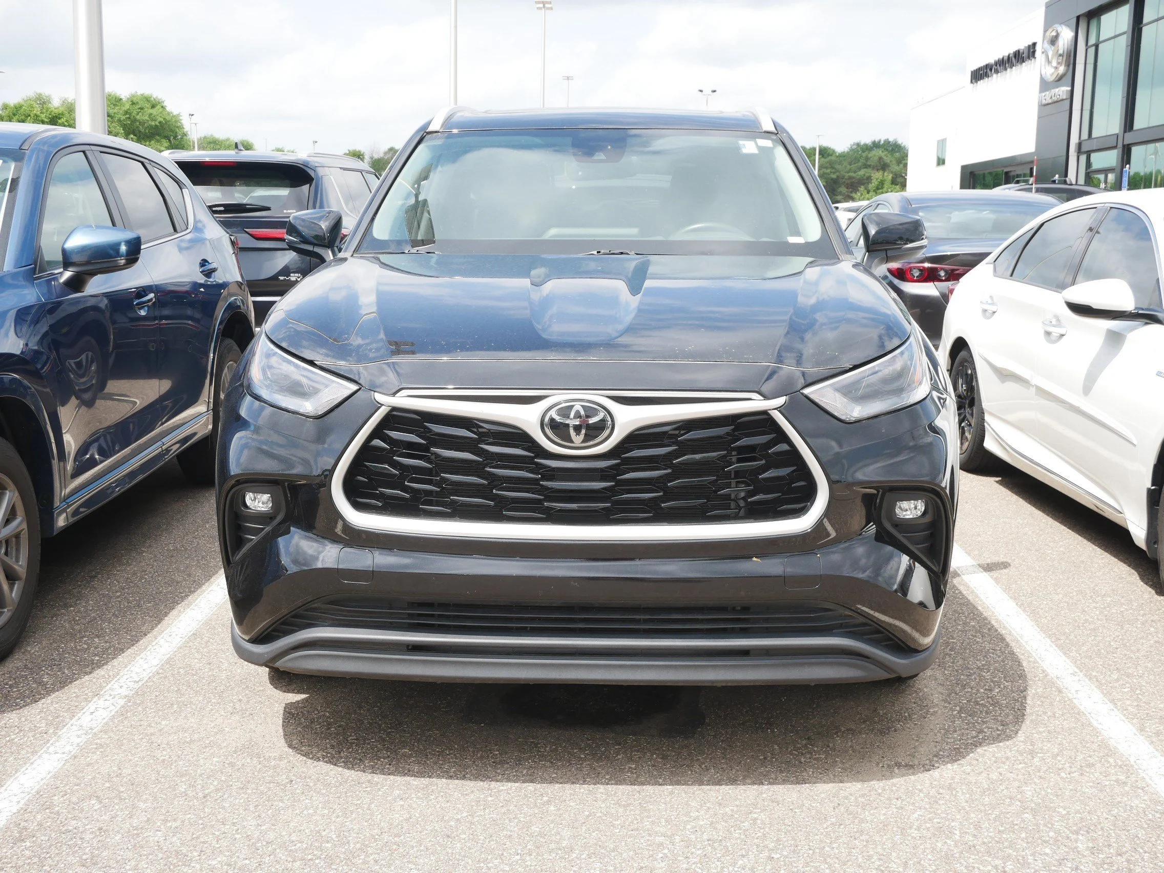 Used 2024 Toyota Highlander XLE with VIN 5TDKDRBH1RS540827 for sale in Brooklyn Center, Minnesota