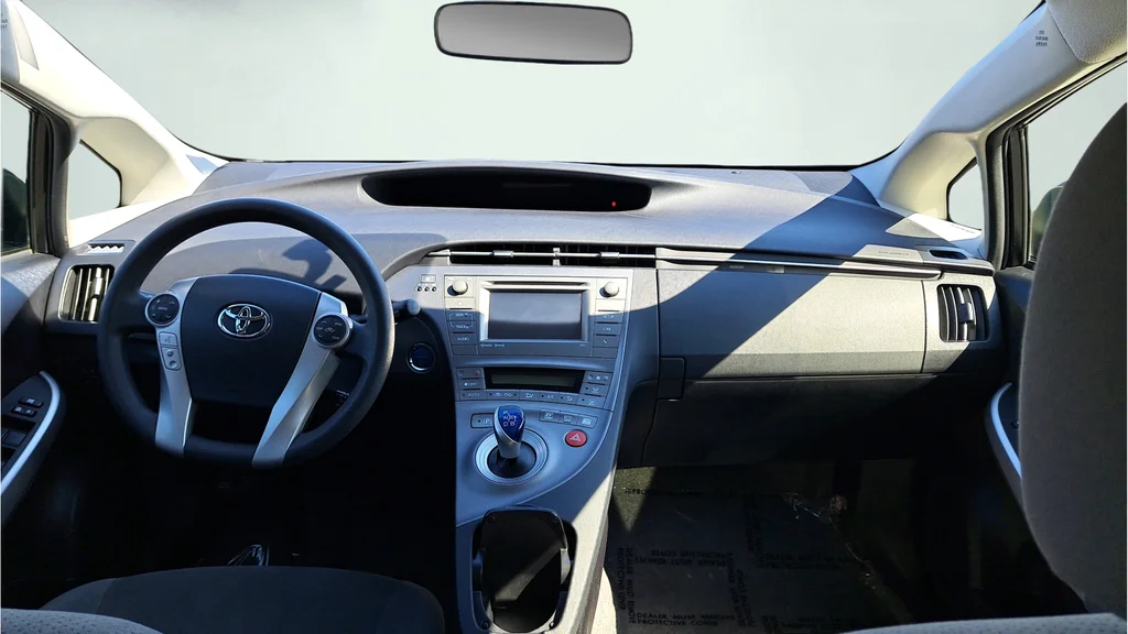 Used 2015 White Toyota Three image 17