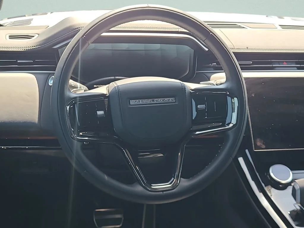 Used 2023 White Land Rover SE Dynamic image 12