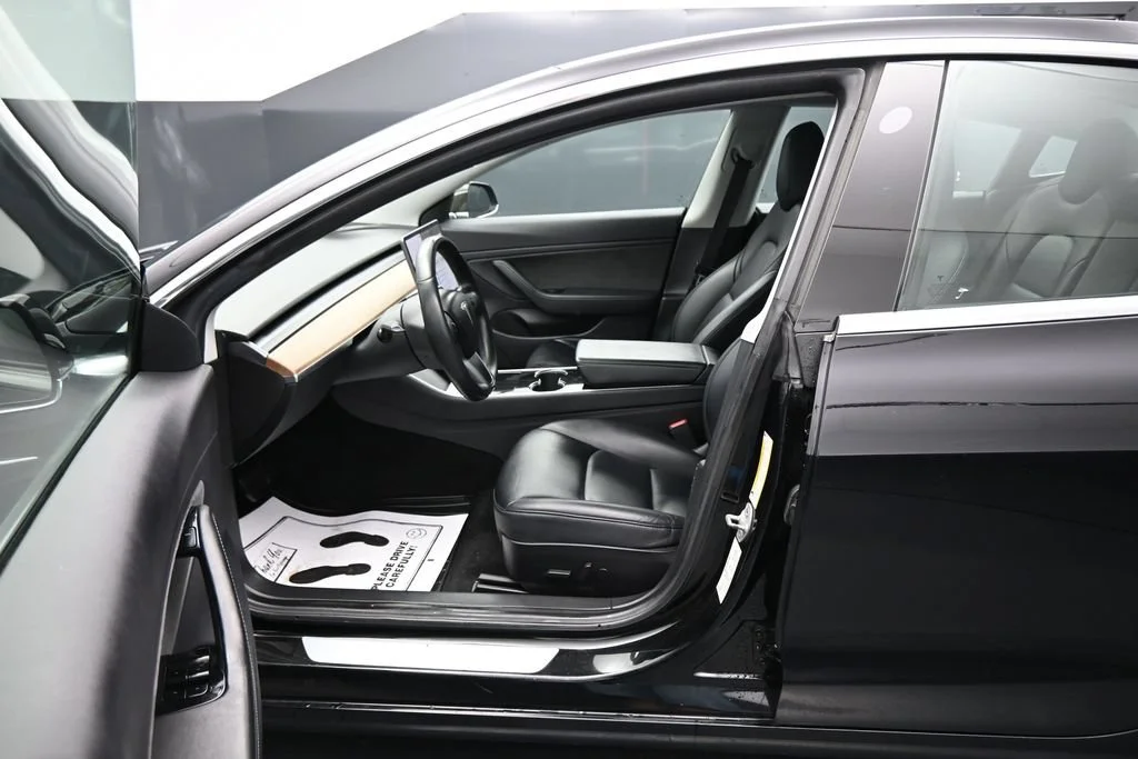 Used 2019  Tesla Standard Range Plus image 9