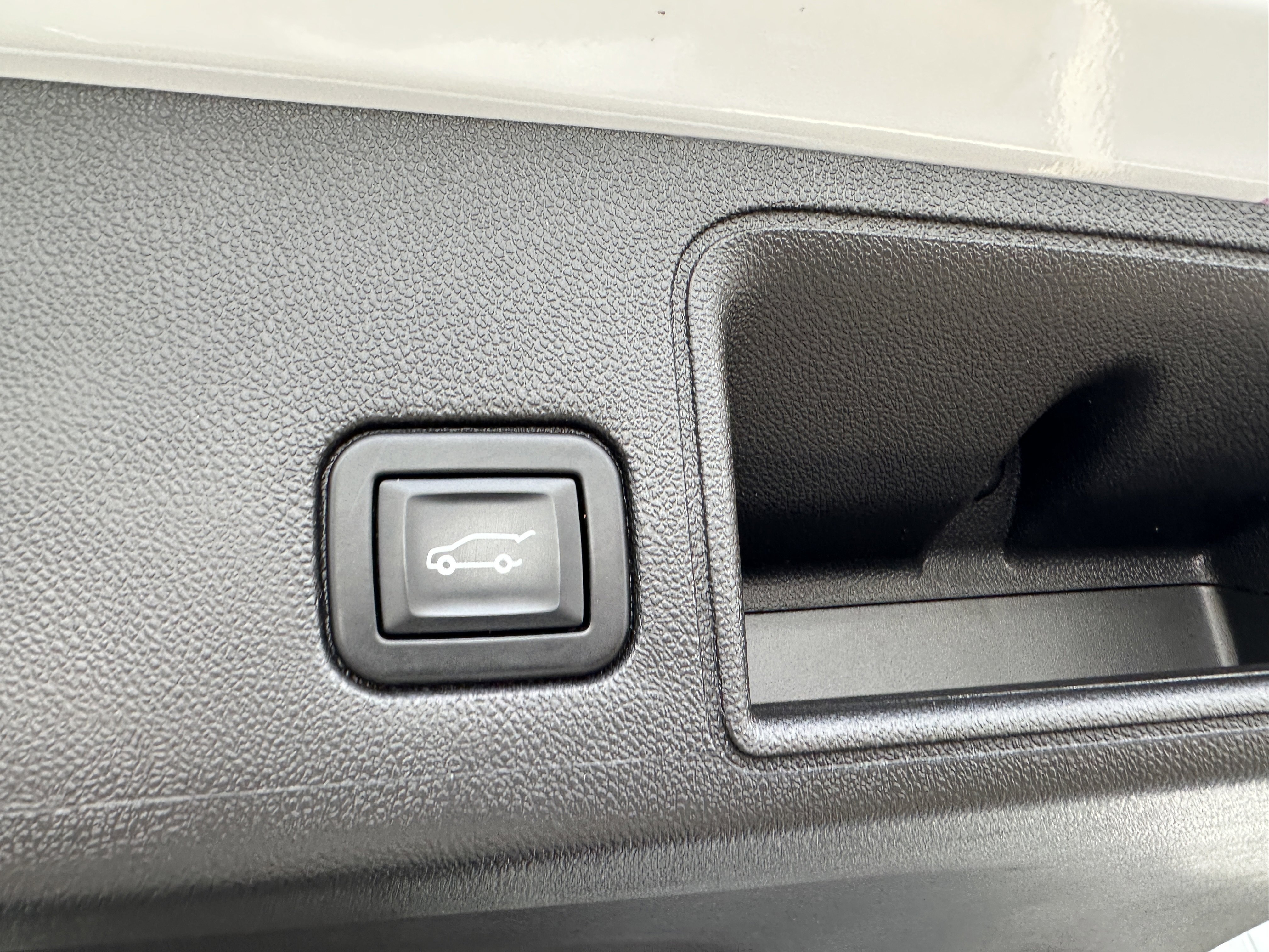 Used 2022 White Frost Tricoat GMC SLT image 20