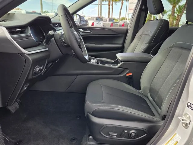 New 2026 Silver Zynith Jeep Laredo X image 11