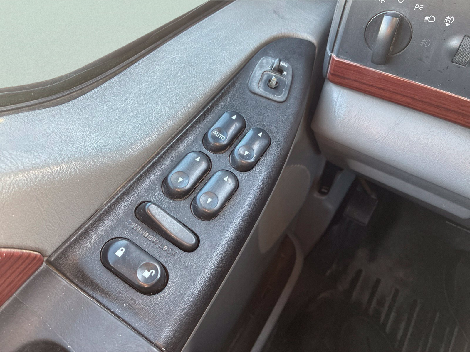 Used 2005 White Ford Lariat image 24