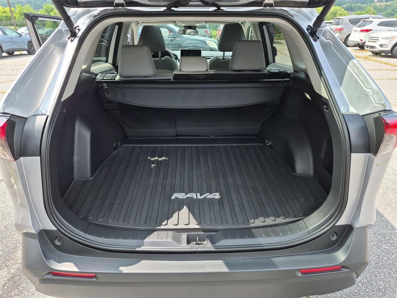 Used 2025 Silver Sky Metallic Toyota XLE Premium image 33