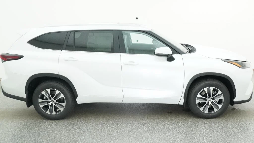 New 2026 Wind Chill Pearl Toyota XLE image 7