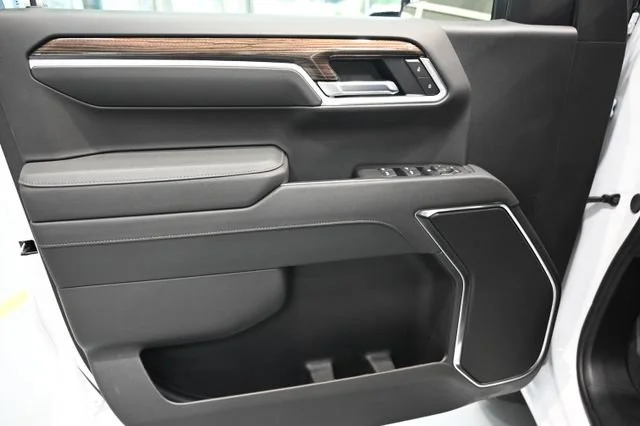 New 2026 Summit White Chevrolet LT (2FL) image 25