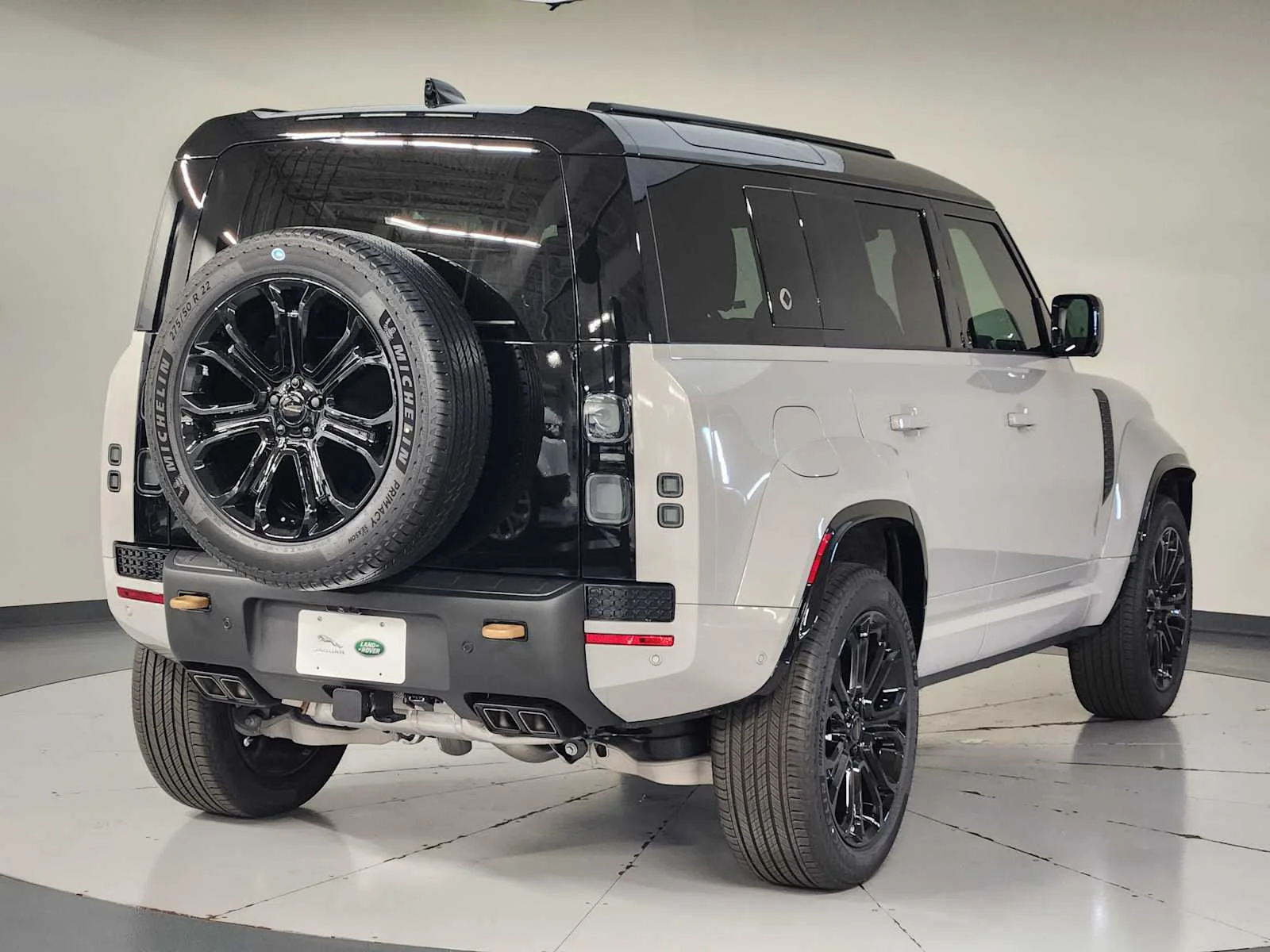 New 2026 Borasco Grey Metallic Land Rover OCTA image 3
