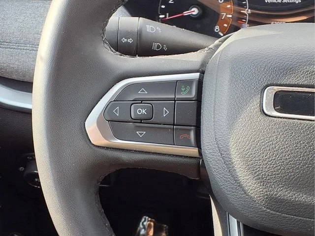 Used 2024  Jeep Latitude image 11