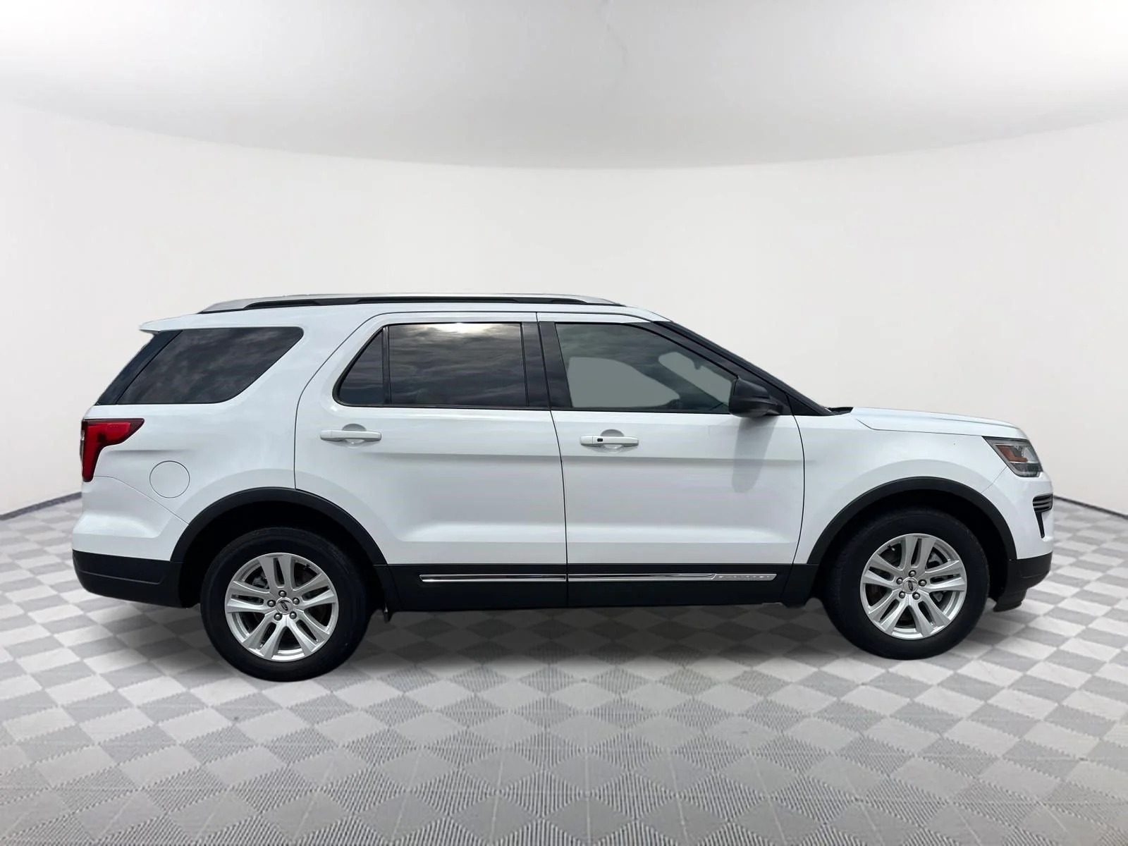 Used 2019 Oxford White Ford XLT image 4
