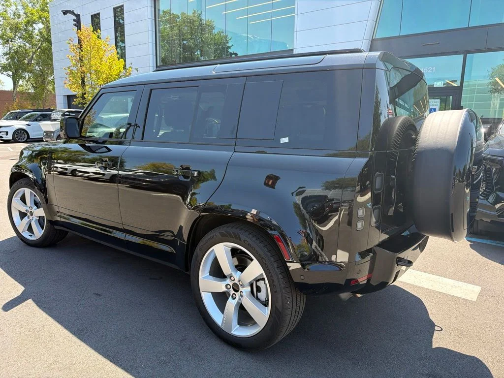Used 2026 Black Land Rover X-Dynamic SE image 2