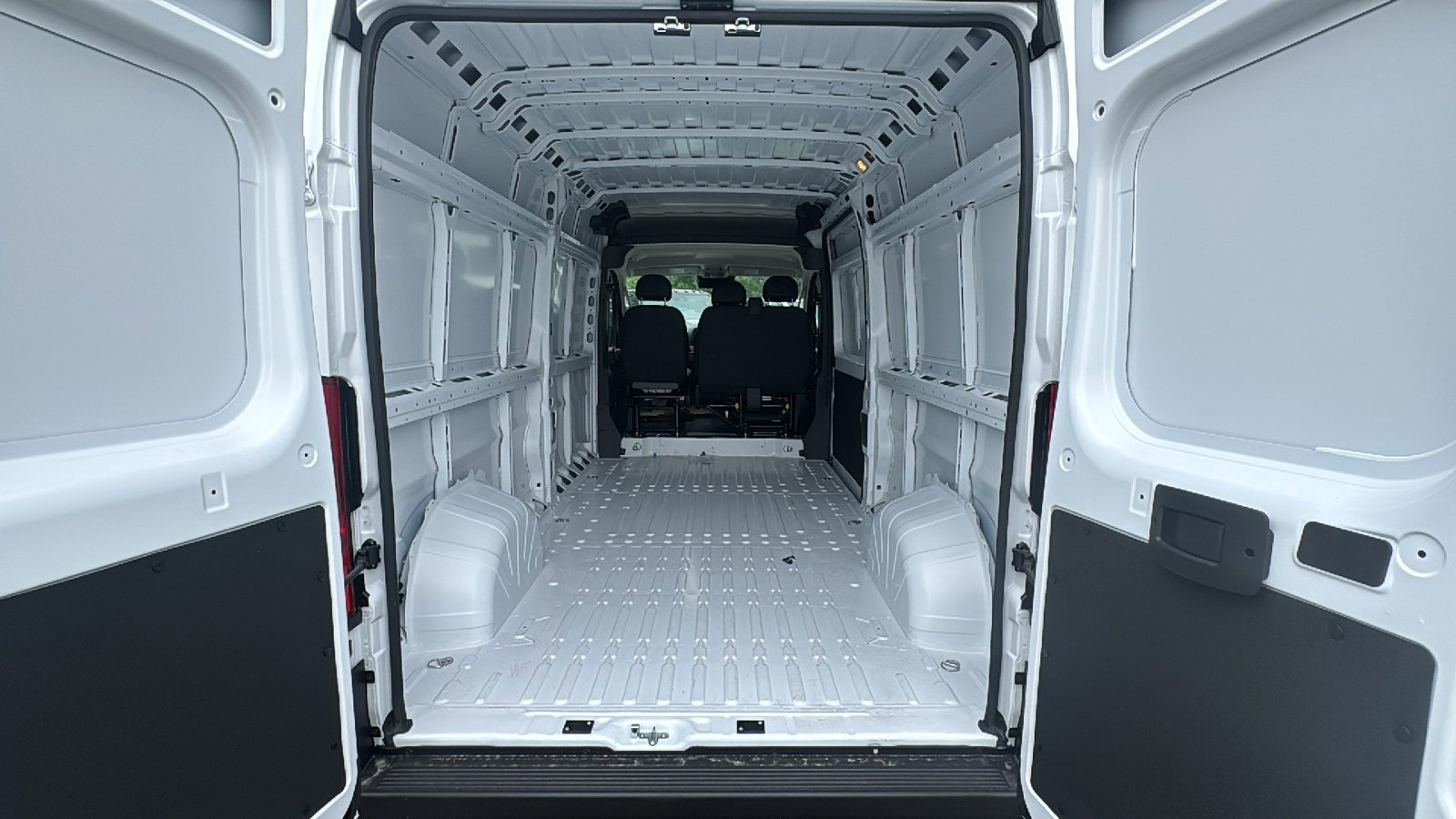 New 2026 Bright White Clear-Coat Exterior Paint RAM Tradesman image 21