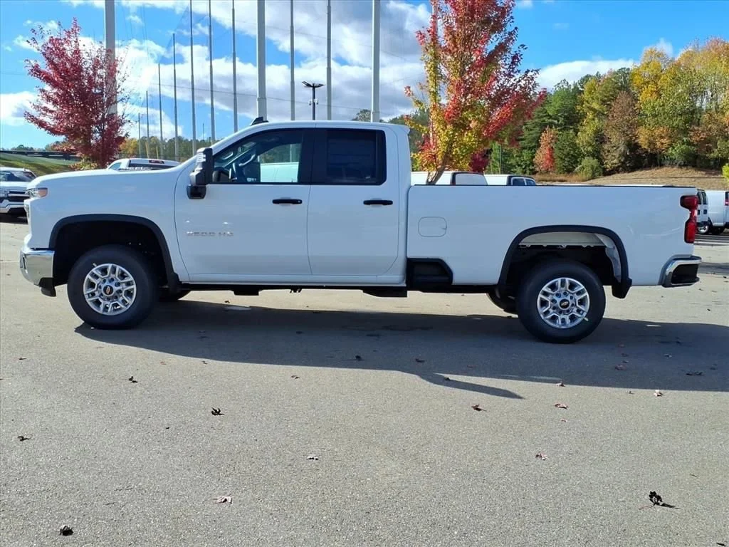 New 2026 Summit White Chevrolet WT image 31