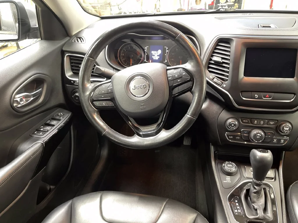 Used 2020 Silver Jeep Latitude Plus image 17