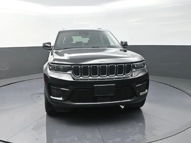 New 2026 Diamond Black Crystal Pearl-Coat Exterior Paint Jeep Laredo X image 3