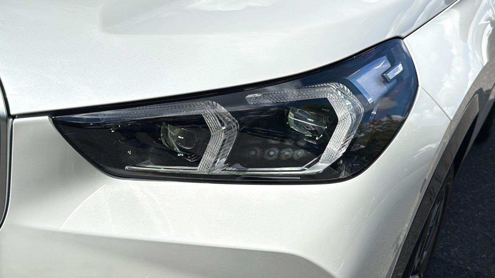 New 2027 0A96 Mineral White Metallic BMW xDrive28i image 7