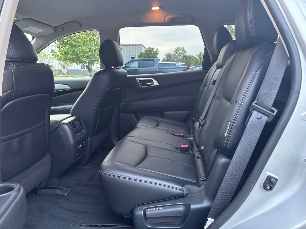 Used 2019 Silver Nissan SL image 17