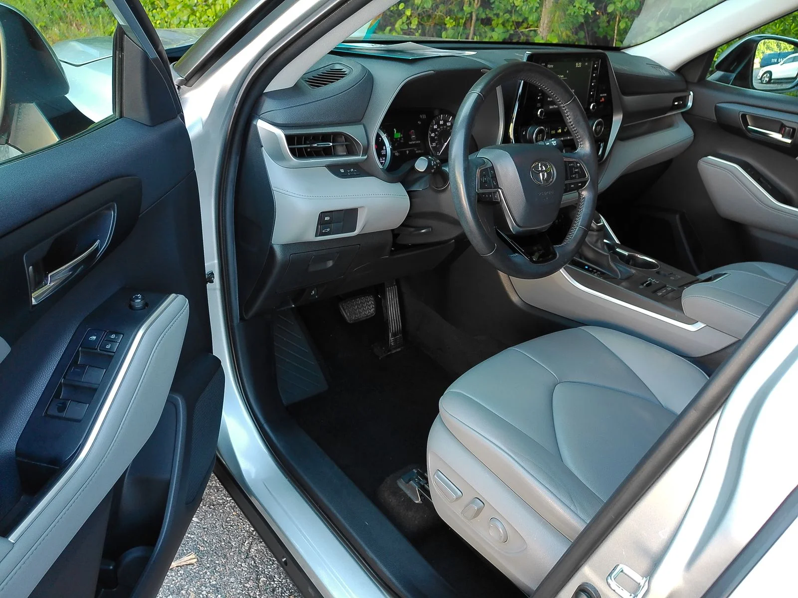 Used 2020 Silver Toyota XLE image 32