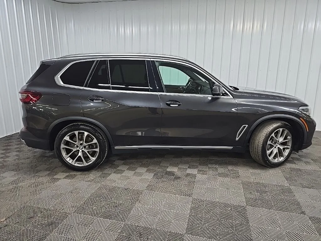 Used 2021 Gray BMW xDrive40i image 2