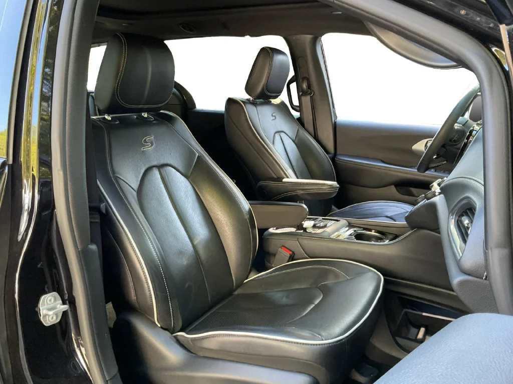 Used 2025 Black Chrysler Limited image 29