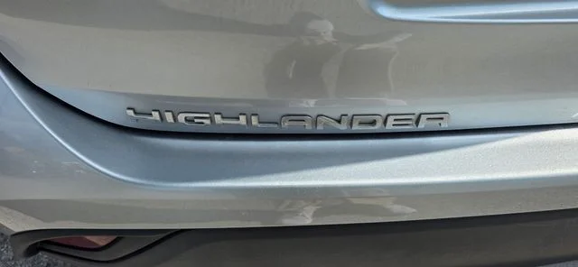 Used 2022 Silver Toyota XLE image 8