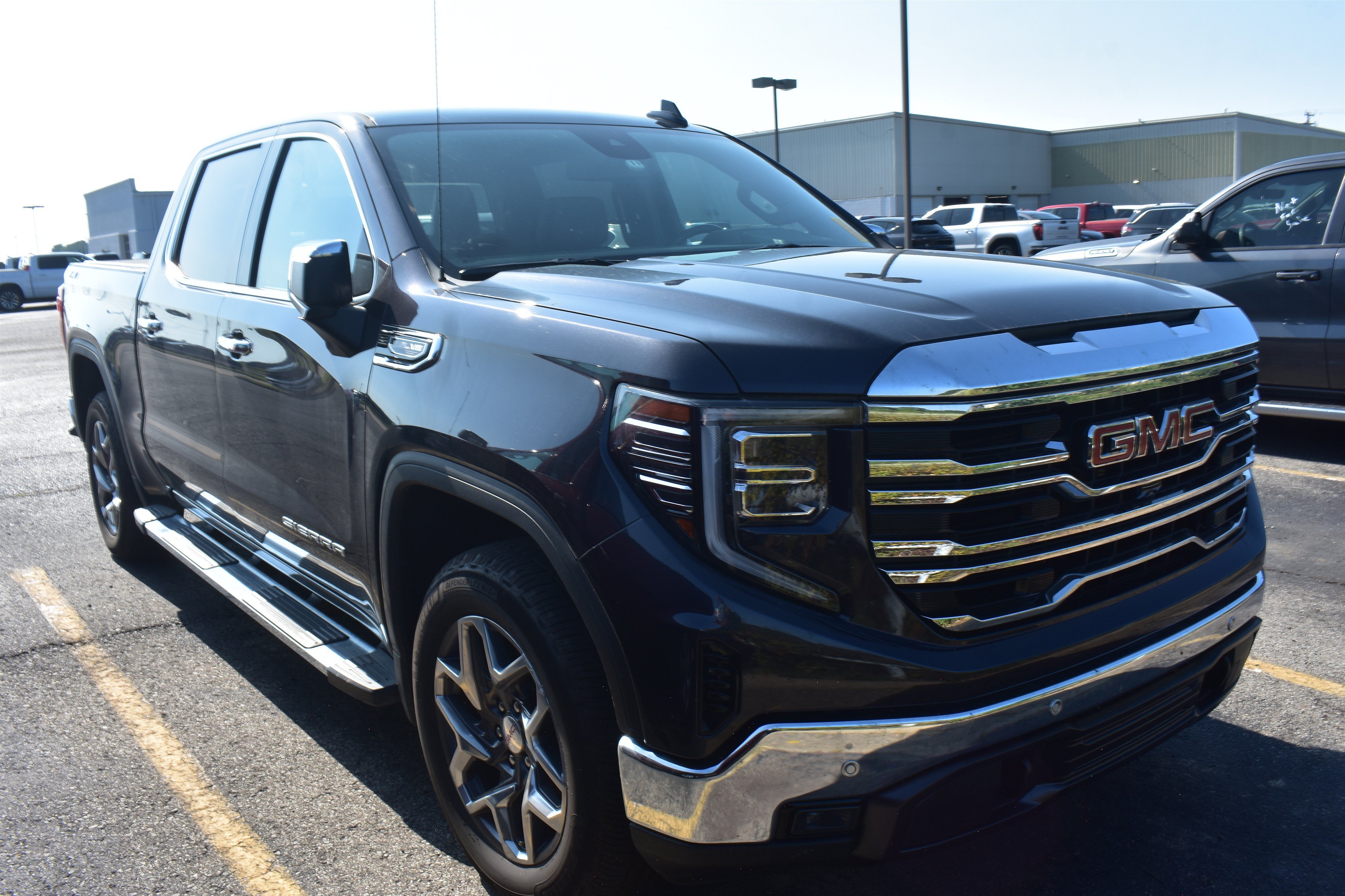 Used 2022 GMC Sierra 1500 SLT with VIN 3GTUUDED8NG597961 for sale in Little Rock