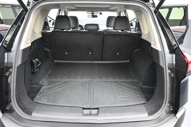 Used 2023 Black Nissan Platinum image 14