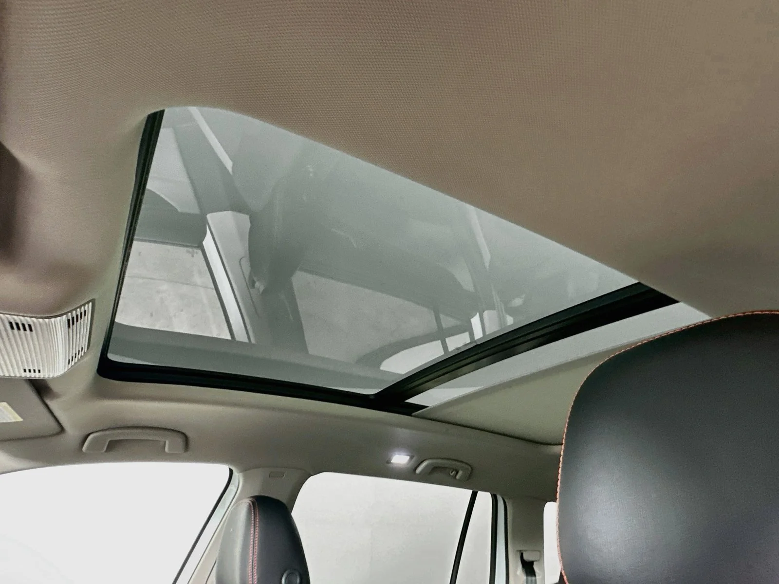 Used 2025  Volkswagen  image 30
