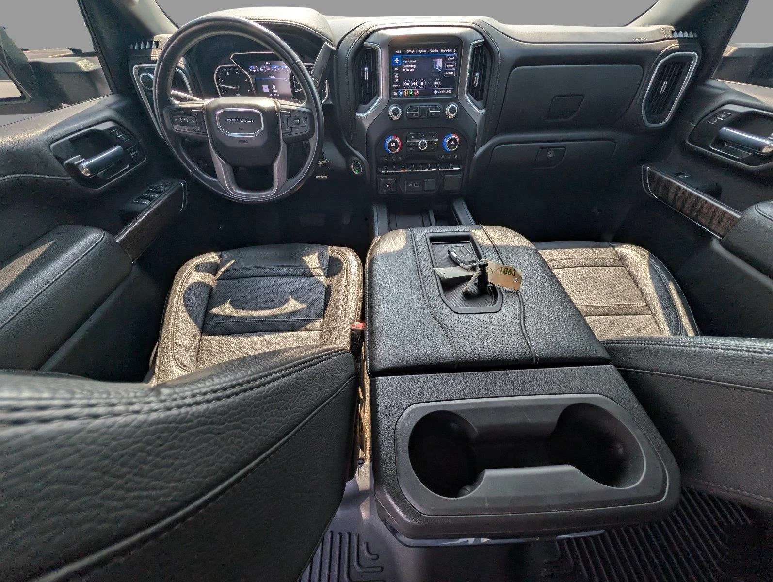 Used 2022 White Frost Tricoat GMC Denali image 31