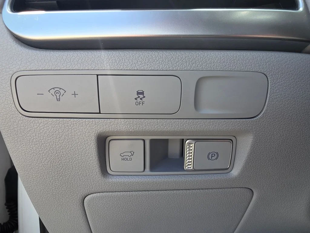 Used 2025 White Hyundai SEL image 21
