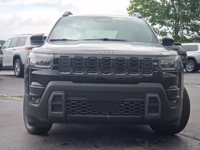 New 2026 Diamond Black Crystal Pearl-Coat Exterior Paint Jeep Limited image 3