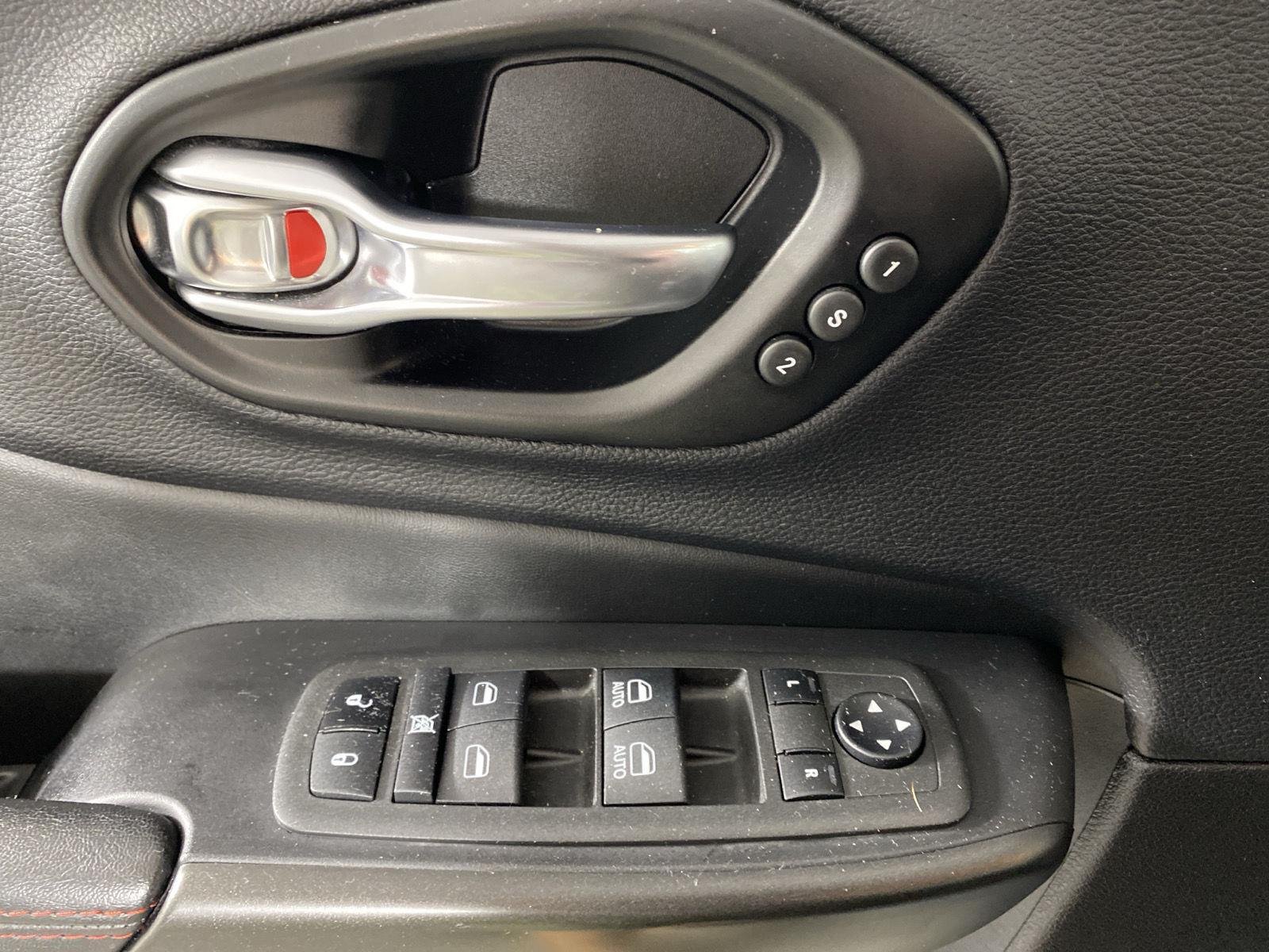 Used 2022 Diamond Black Crystal Pearlcoat Jeep Trailhawk image 12