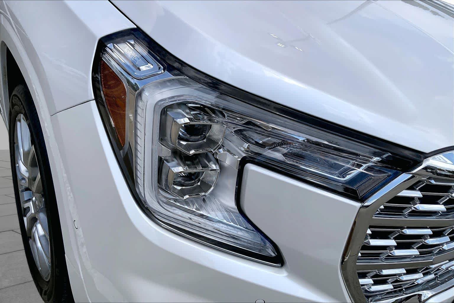 Used 2023 White Frost Tricoat GMC Denali image 27